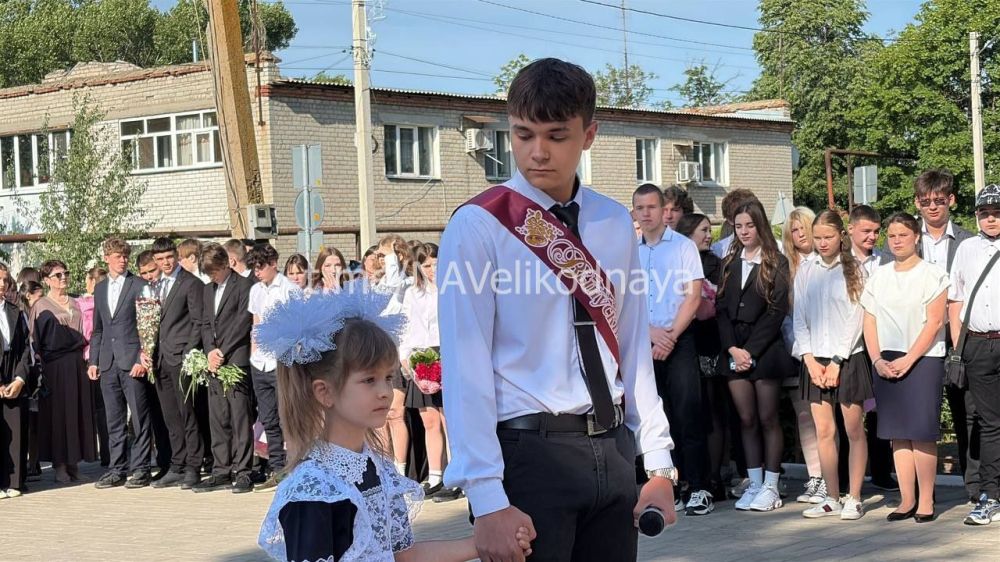 Наталья Великодная: В Тельмановской гимназии прозвучал "Последний звонок" Наталья Великодная: В Тельмановской гимназии прозвучал "Последний звонок"