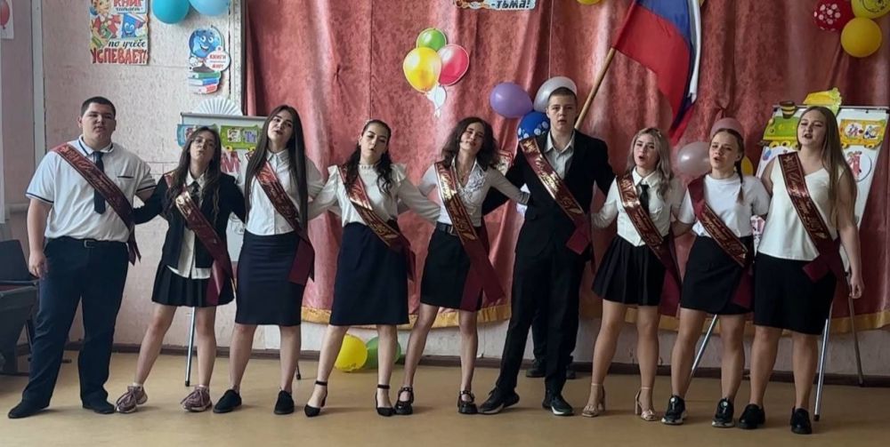 Александр Качанов: В Докучаевске прошел «Последний звонок» Александр Качанов: В Докучаевске прошел «Последний звонок»