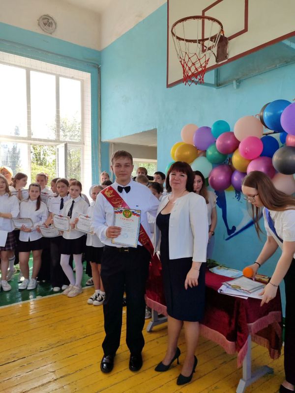 Торжественный парад отличников и самых активных учащихся стал кульминацией учебного года, ярким аккордом, подводящим итоги напряженной, но плодотворной работы Торжественный парад отличников и самых активных учащихся стал кульминацией учебного года, ярким аккордом, подводящим итоги напряженной, но плодотворной работы