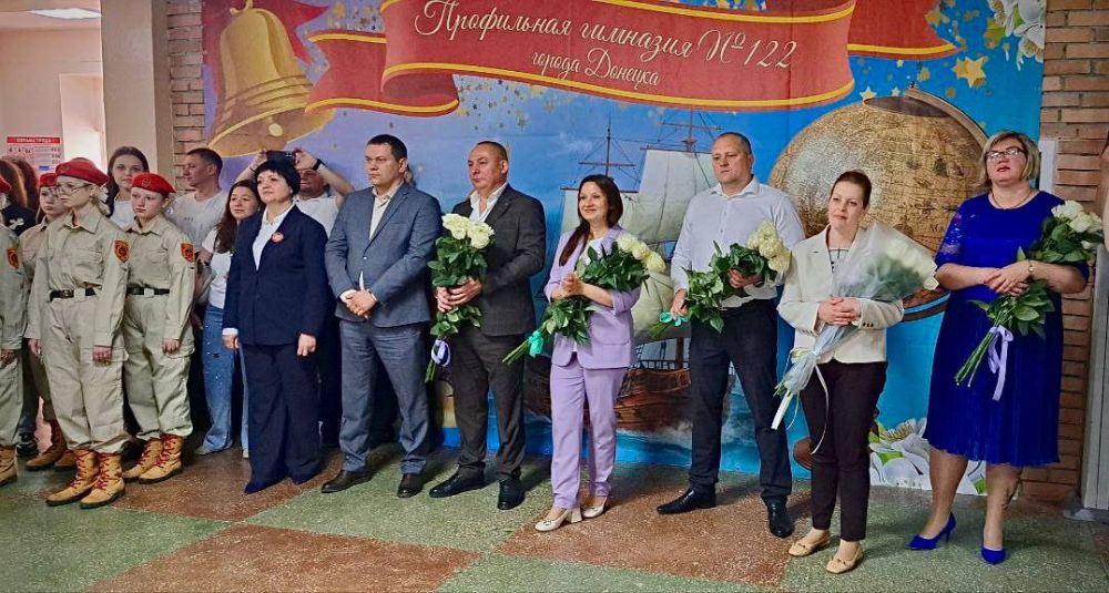 Михаил Меренков: Последний звонок — 2025!. Сегодня во всех школах Буденновского района прошли торжественные мероприятия по случаю окончания учебного года Последний звонок — это праздник одновременно грустный и радостный Михаил Меренков: Последний звонок — 2025!. Сегодня во всех школах Буденновского района прошли торжественные мероприятия по случаю окончания учебного года Последний звонок — это праздник одновременно грустный и радостный