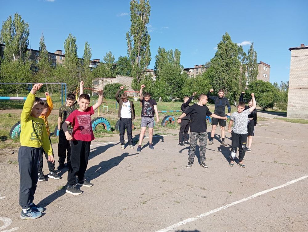 Спортивное Енакиево. В рамках партийного проекта «Добрые соседи» партии «Единая Россия» тренеры-преподаватели спортивной школы городского округа Енакиево продолжают проводить мероприятия с целью создания позитивной и... Спортивное Енакиево. В рамках партийного проекта «Добрые соседи» партии «Единая Россия» тренеры-преподаватели спортивной школы городского округа Енакиево продолжают проводить мероприятия с целью создания позитивной и...