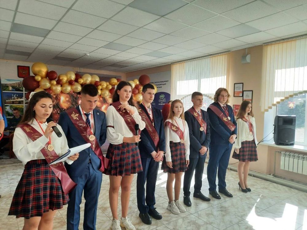 В ГБОУ «Урзуфская школа Мангушского м.о.» состоялось торжественное мероприятие «Последний звонок-2025» В ГБОУ «Урзуфская школа Мангушского м.о.» состоялось торжественное мероприятие «Последний звонок-2025»
