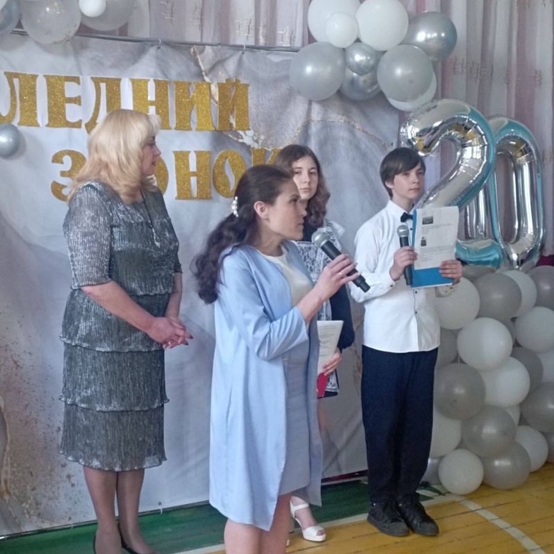 Представители Администрации городского округа Харцызск посетили торжественные линейки, посвященные последнему звонку, в школах муниципалитета Представители Администрации городского округа Харцызск посетили торжественные линейки, посвященные последнему звонку, в школах муниципалитета