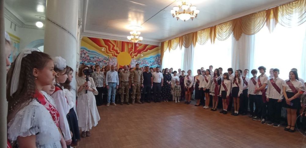 В школах Ждановки прозвенел «Последний звонок» В школах Ждановки прозвенел «Последний звонок»