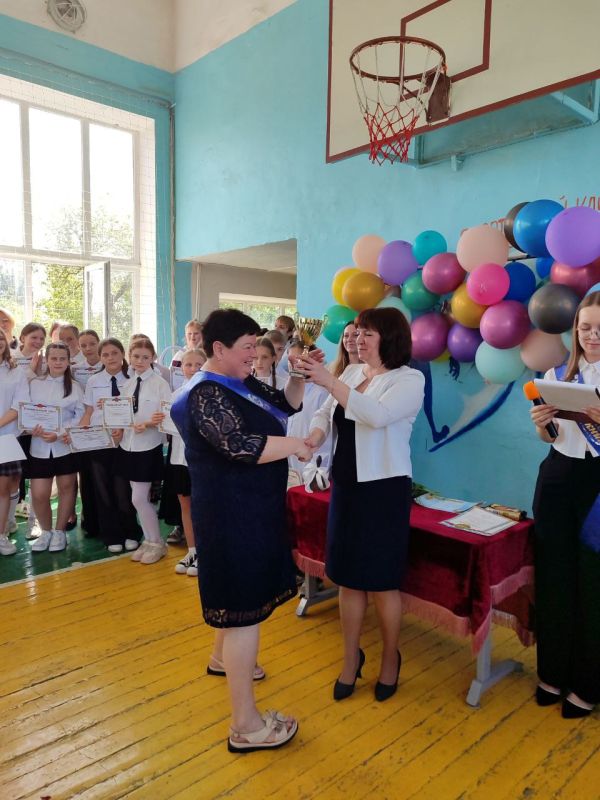 Торжественный парад отличников и самых активных учащихся стал кульминацией учебного года, ярким аккордом, подводящим итоги напряженной, но плодотворной работы Торжественный парад отличников и самых активных учащихся стал кульминацией учебного года, ярким аккордом, подводящим итоги напряженной, но плодотворной работы