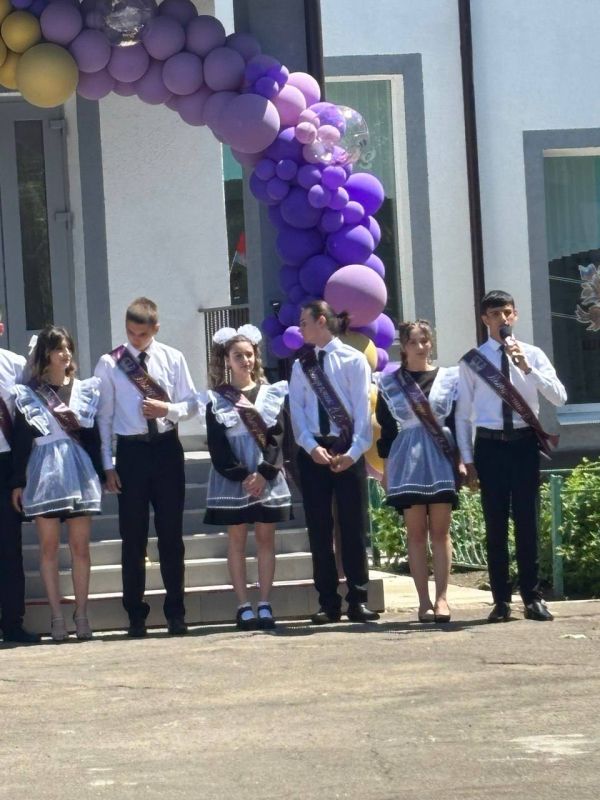 Дорогие выпускники!. От всей души поздравляем Вас с этим знаменательным событием — окончанием школы! Дорогие выпускники!. От всей души поздравляем Вас с этим знаменательным событием — окончанием школы!