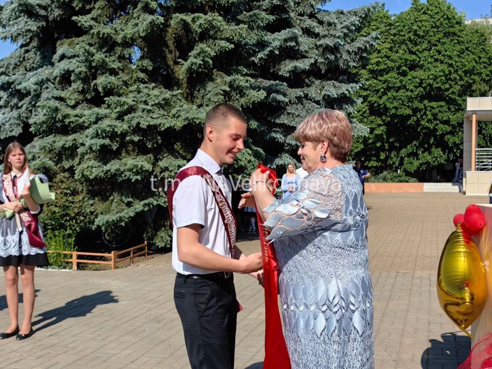 Наталья Великодная: В Тельмановской гимназии прозвучал "Последний звонок" Наталья Великодная: В Тельмановской гимназии прозвучал "Последний звонок"