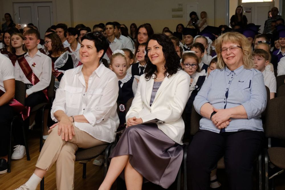 Сегодня в ГБОУ ФМЛ №17 г. Донецка прошёл последний звонок Сегодня в ГБОУ ФМЛ №17 г. Донецка прошёл последний звонок