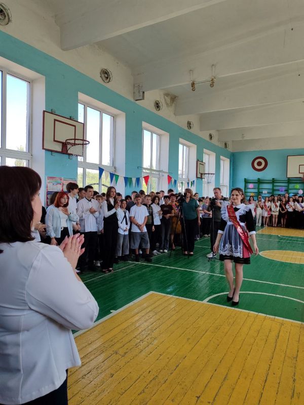 Торжественный парад отличников и самых активных учащихся стал кульминацией учебного года, ярким аккордом, подводящим итоги напряженной, но плодотворной работы Торжественный парад отличников и самых активных учащихся стал кульминацией учебного года, ярким аккордом, подводящим итоги напряженной, но плодотворной работы