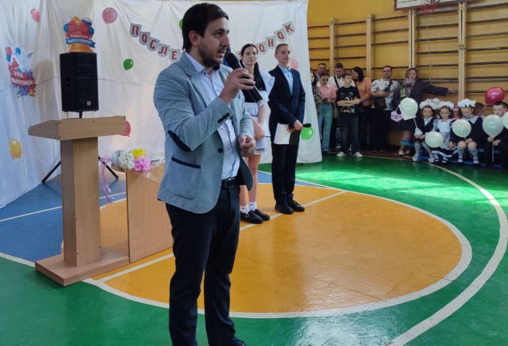 В школах Ждановки прозвенел «Последний звонок» В школах Ждановки прозвенел «Последний звонок»