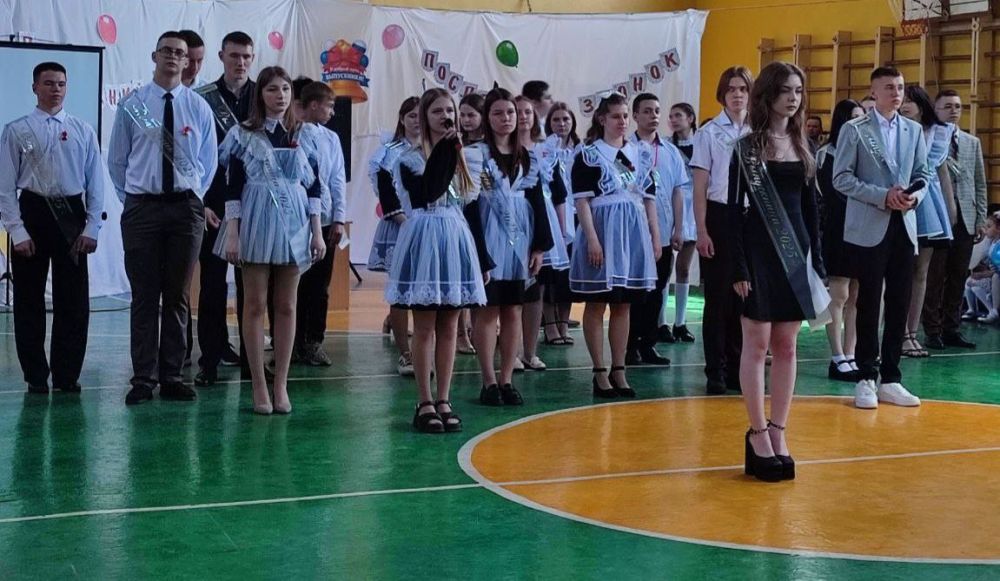В школах Ждановки прозвенел «Последний звонок» В школах Ждановки прозвенел «Последний звонок»
