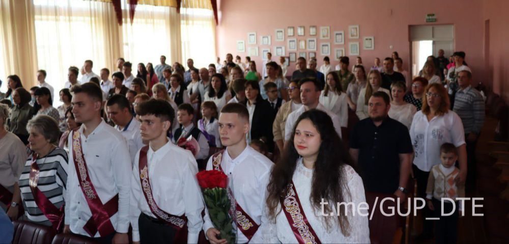 С праздником Последнего звонка воспитанников специальной школы-интерната №19 поздравил гендиректор «Донбасстеплоэнерго», координатор партпроекта «Школа ЖКХ» в ДНР Сергей Полхов С праздником Последнего звонка воспитанников специальной школы-интерната №19 поздравил гендиректор «Донбасстеплоэнерго», координатор партпроекта «Школа ЖКХ» в ДНР Сергей Полхов