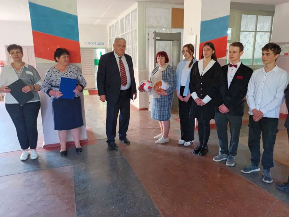 Председатель Амвросиевского муниципального совета Александр Шульга накануне праздника «Последнего звонка» посетил ГБОУ «Василевская школа Амвросиевского м.о.» и поздравил детей и педагогов с окончанием учебного года, подарил... Председатель Амвросиевского муниципального совета Александр Шульга накануне праздника «Последнего звонка» посетил ГБОУ «Василевская школа Амвросиевского м.о.» и поздравил детей и педагогов с окончанием учебного года, подарил...