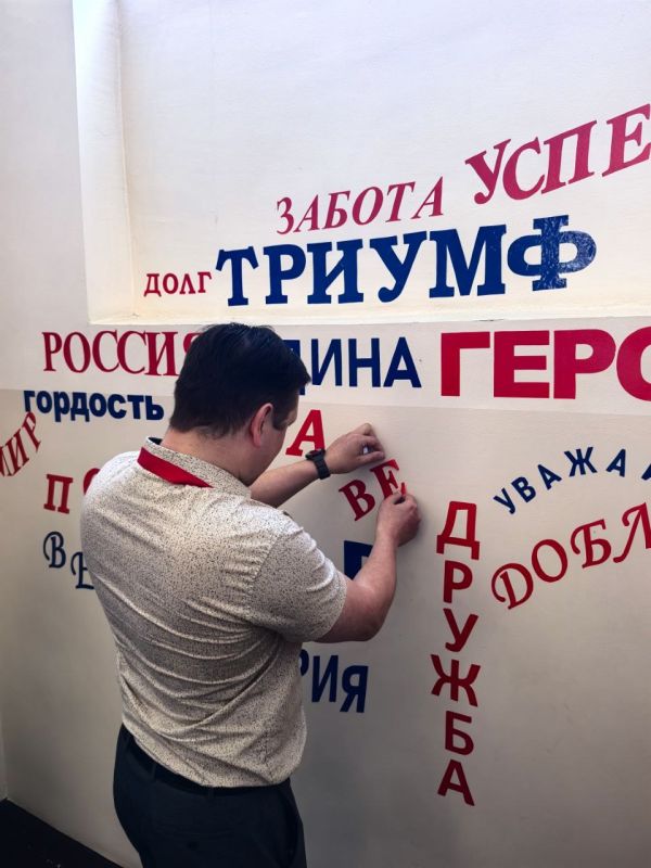 Представители Минтранса поздравили выпускников ясиноватской школы с праздником Последнего звонка Представители Минтранса поздравили выпускников ясиноватской школы с праздником Последнего звонка