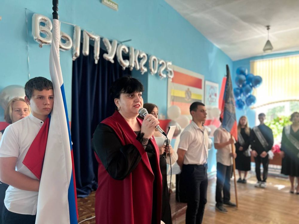 Последний звонок 2025. 24 мая в ГБОУ «Бердянская школа» прозвенел долгожданный Последний звонок! Этот момент стал знаковым событием, наполненным радостью, волнением и незабываемыми воспоминаниями Последний звонок 2025. 24 мая в ГБОУ «Бердянская школа» прозвенел долгожданный Последний звонок! Этот момент стал знаковым событием, наполненным радостью, волнением и незабываемыми воспоминаниями