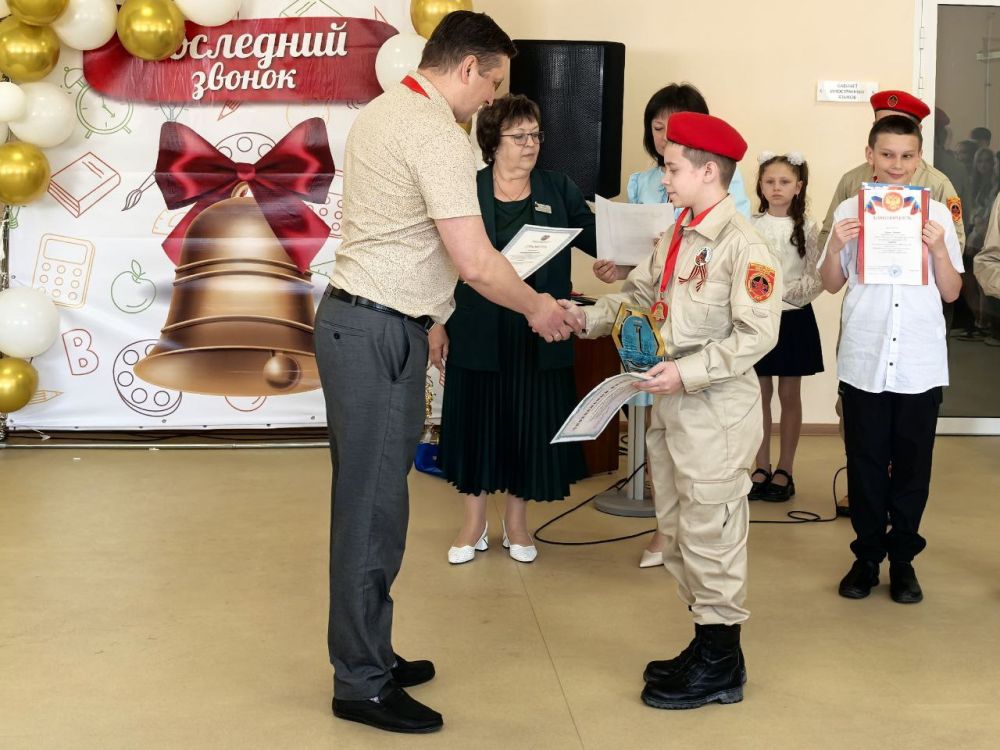 Представители Минтранса поздравили выпускников ясиноватской школы с праздником Последнего звонка Представители Минтранса поздравили выпускников ясиноватской школы с праздником Последнего звонка