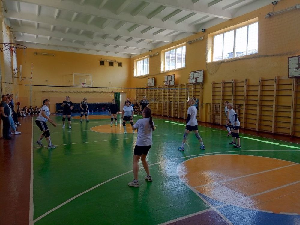 В Ждановке прошел майский турнир по волейболу В Ждановке прошел майский турнир по волейболу