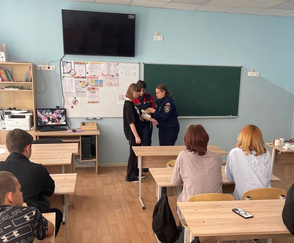 Юные спасатели Донбасса осваивают жизненно важные навыки Юные спасатели Донбасса осваивают жизненно важные навыки