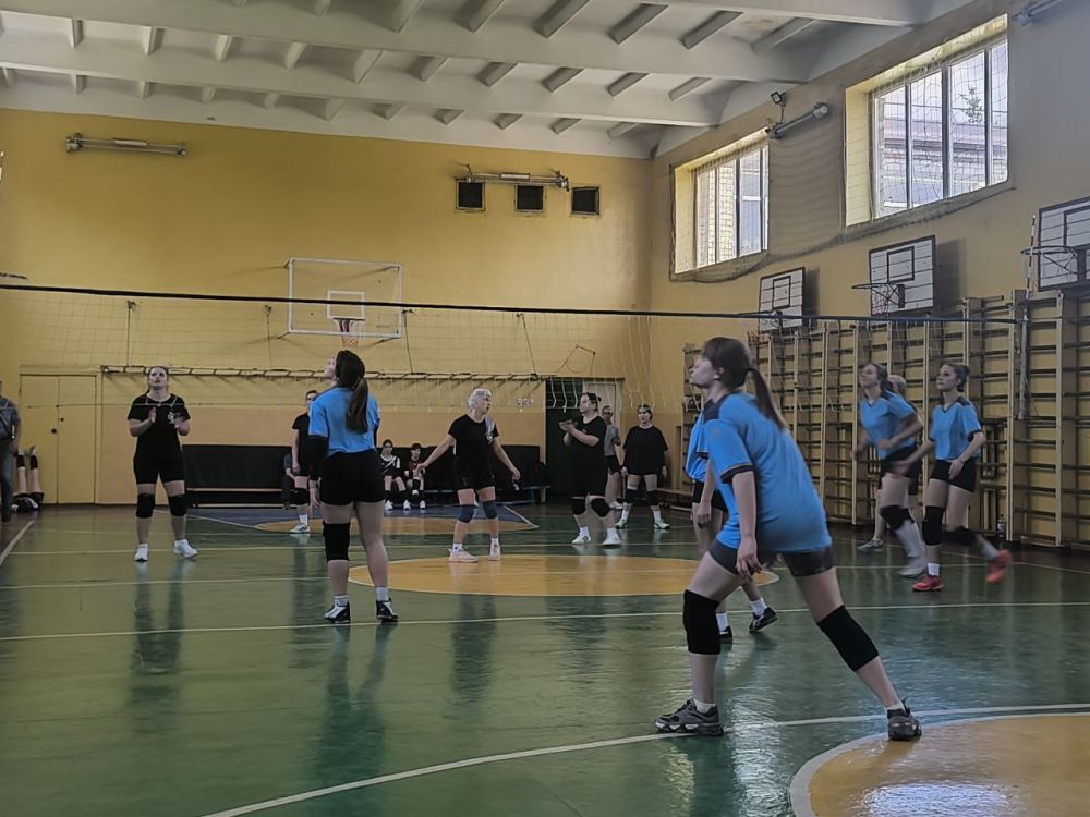 В Ждановке прошел майский турнир по волейболу В Ждановке прошел майский турнир по волейболу