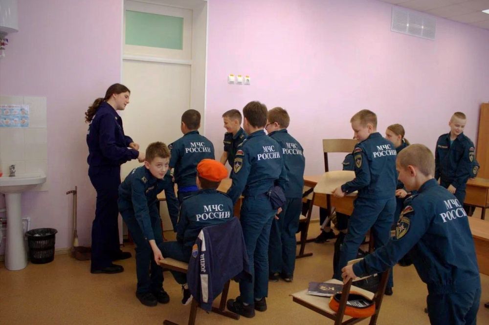 Юные спасатели Донбасса осваивают жизненно важные навыки Юные спасатели Донбасса осваивают жизненно важные навыки