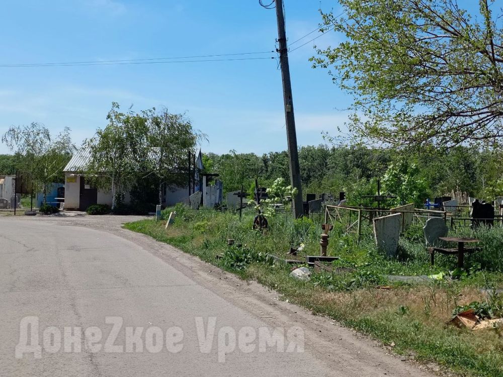 Где искать виновных: на донецком кладбище "Флора" неизвестный снес несколько могил Где искать виновных: на донецком кладбище "Флора" неизвестный снес несколько могил