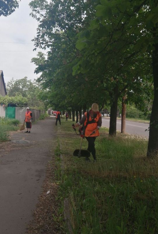 Коммунальщики Снежного продолжают благоустраивать территории общего пользования Коммунальщики Снежного продолжают благоустраивать территории общего пользования