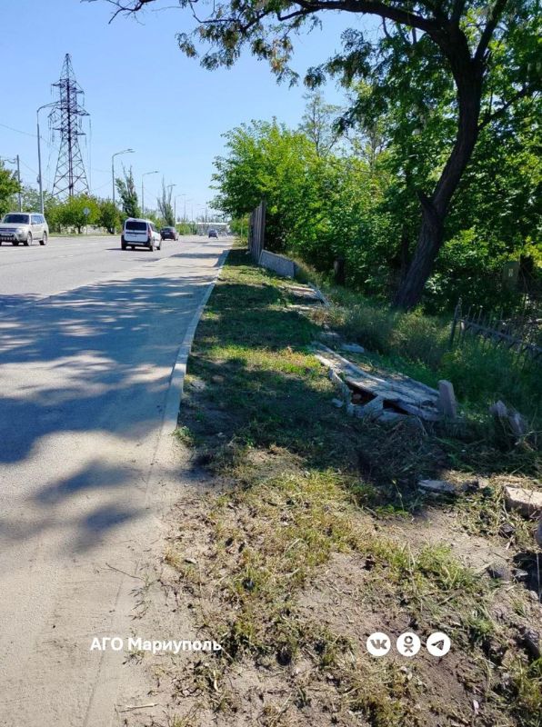 Коммунальщики продолжают приводить в порядок ритуальные места на территории города Коммунальщики продолжают приводить в порядок ритуальные места на территории города