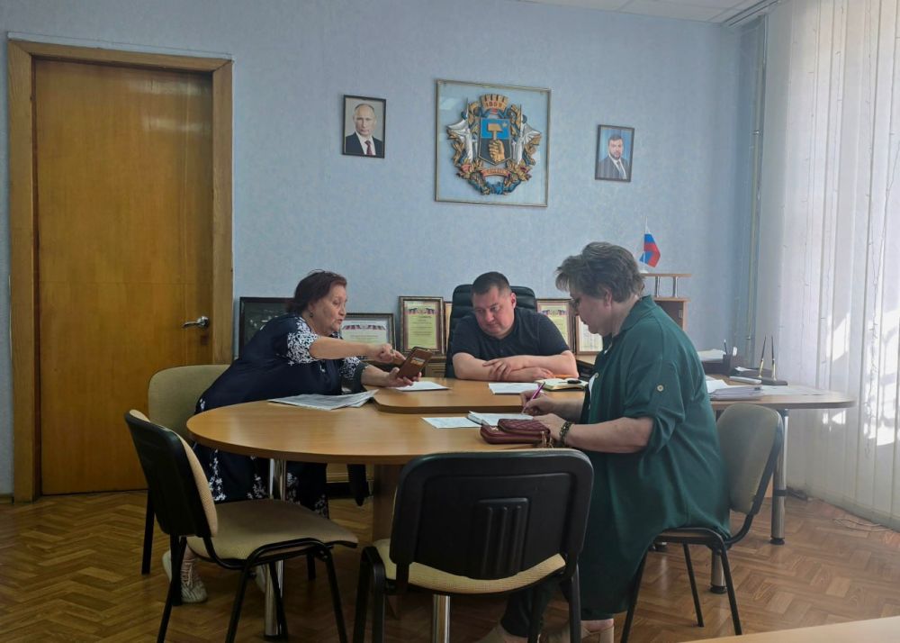 В понедельник, 26 мая, руководитель Управы Куйбышевского внутригородского района Администрации городского округа Донецк Иван Адамец провел прием граждан В понедельник, 26 мая, руководитель Управы Куйбышевского внутригородского района Администрации городского округа Донецк Иван Адамец провел прием граждан