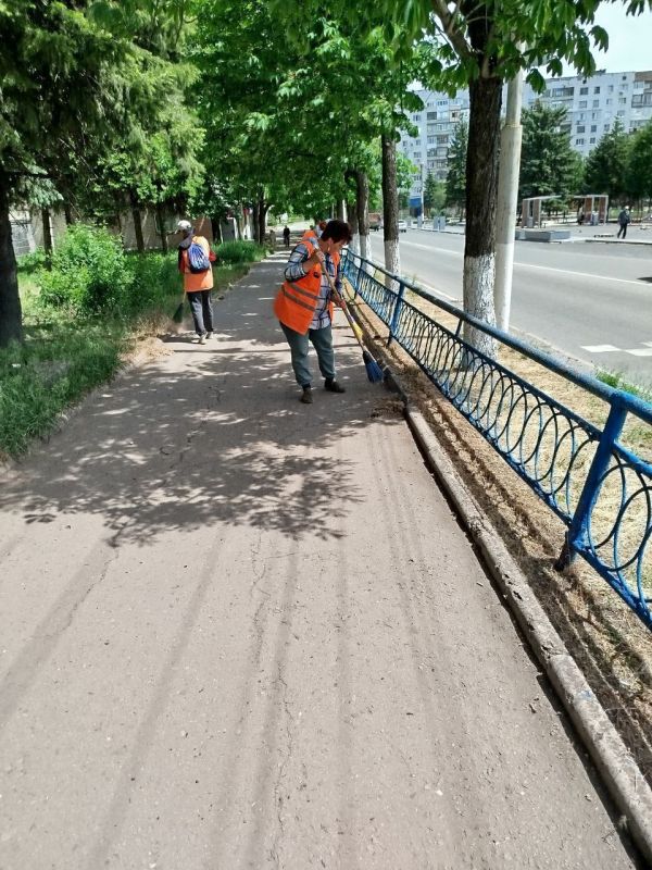 Коммунальщики Снежного продолжают благоустраивать территории общего пользования Коммунальщики Снежного продолжают благоустраивать территории общего пользования
