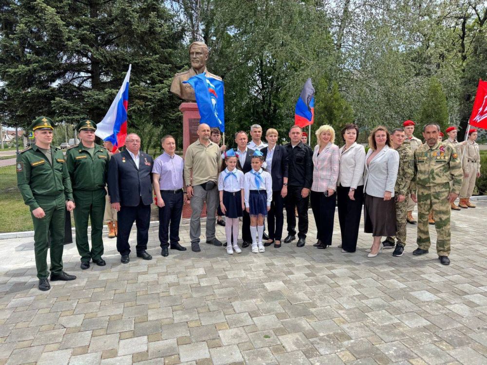 В Ясиноватой открыли памятник Владимиру Жога В Ясиноватой открыли памятник Владимиру Жога