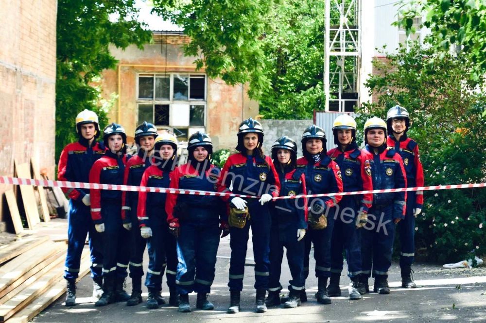 Студенты-спасатели с первого дня принимали участие в работах на месте взрыва бытового газа в жилом доме в Киевском районе Студенты-спасатели с первого дня принимали участие в работах на месте взрыва бытового газа в жилом доме в Киевском районе