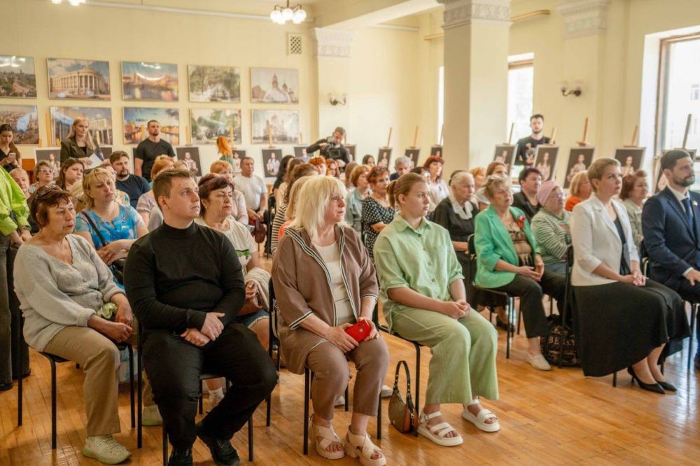 «И глаза молодых солдат С фотографий увядших глядят...» «И глаза молодых солдат С фотографий увядших глядят...»
