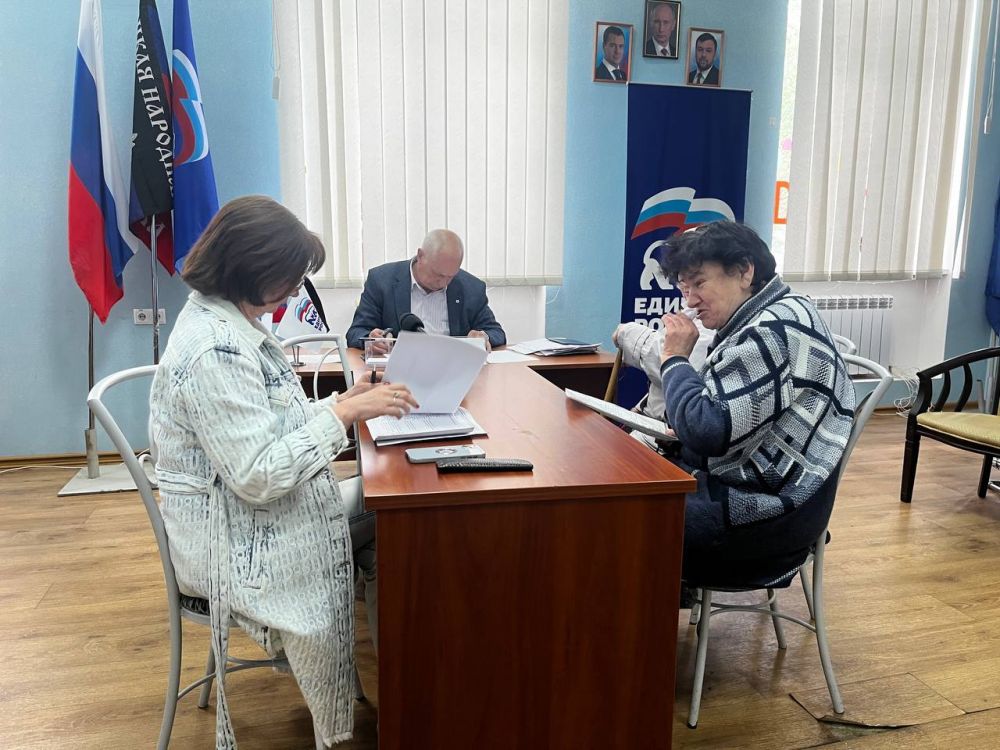 23 мая заместитель главы Администрации муниципального образования городского округа Харцызск Владимир Панченко провел прием граждан в общественной приемной партии «Единая Россия» 23 мая заместитель главы Администрации муниципального образования городского округа Харцызск Владимир Панченко провел прием граждан в общественной приемной партии «Единая Россия»