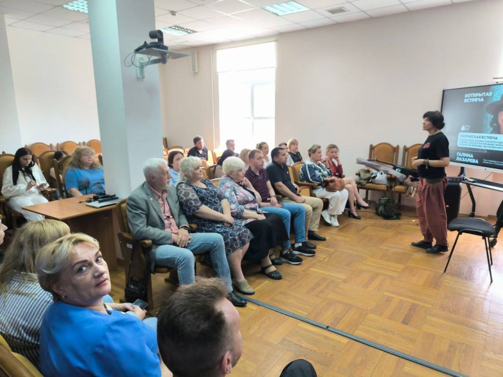Поэт Галина Лазарева (Австралия) в рамках фестиваля "Звезды над Донбассом", не имея возможности посетить Донбасс в даты фестиваля в сентябре, провела ряд творческих встреч с жителями Донецкой Народной Республики, приехав... Поэт Галина Лазарева (Австралия) в рамках фестиваля "Звезды над Донбассом", не имея возможности посетить Донбасс в даты фестиваля в сентябре, провела ряд творческих встреч с жителями Донецкой Народной Республики, приехав...