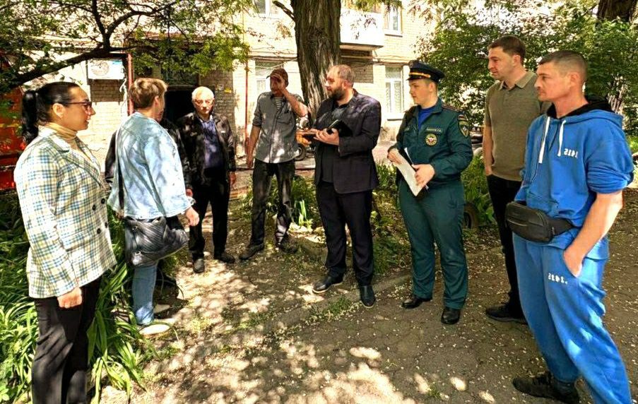 ВСТРЕЧИ ВО ДВОРАХ. Депутаты Донецкого городского совета Константин Климов, Сергей Тельных, Александр Богачев, Евгений Селютин с руководителями Управ Кировского и Ленинского районов общались с жителями районов ВСТРЕЧИ ВО ДВОРАХ. Депутаты Донецкого городского совета Константин Климов, Сергей Тельных, Александр Богачев, Евгений Селютин с руководителями Управ Кировского и Ленинского районов общались с жителями районов