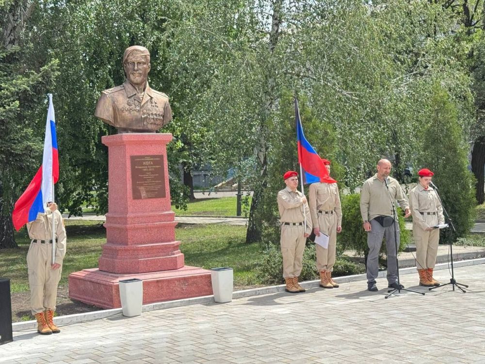 В Ясиноватой открыли памятник Владимиру Жога В Ясиноватой открыли памятник Владимиру Жога