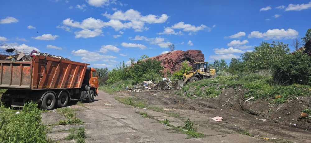 В Снежном продолжается работа по вывозу заактированных свалок В Снежном продолжается работа по вывозу заактированных свалок