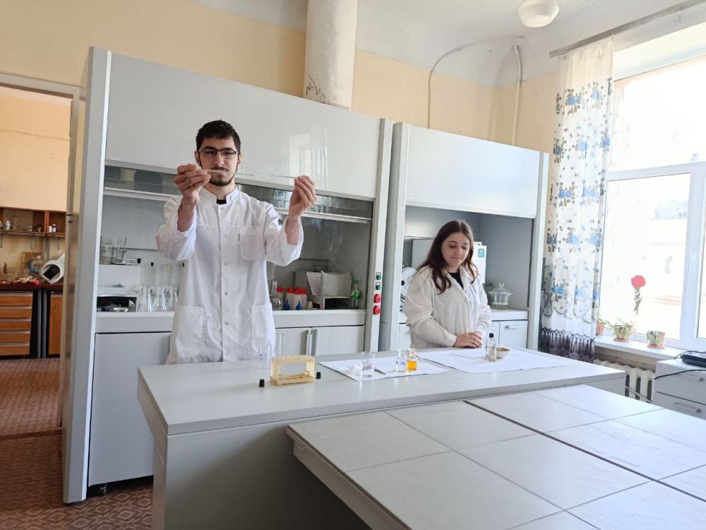 День химика. Химическая отрасль — важная часть экономики России: она обеспечивает сырьём множество производств и охватывает такие сферы, как экология, сельское хозяйство, фармацевтика и ядерные технологии День химика. Химическая отрасль — важная часть экономики России: она обеспечивает сырьём множество производств и охватывает такие сферы, как экология, сельское хозяйство, фармацевтика и ядерные технологии