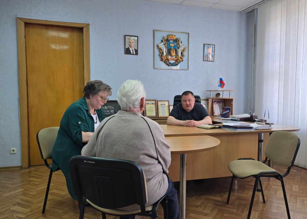 В понедельник, 26 мая, руководитель Управы Куйбышевского внутригородского района Администрации городского округа Донецк Иван Адамец провел прием граждан В понедельник, 26 мая, руководитель Управы Куйбышевского внутригородского района Администрации городского округа Донецк Иван Адамец провел прием граждан