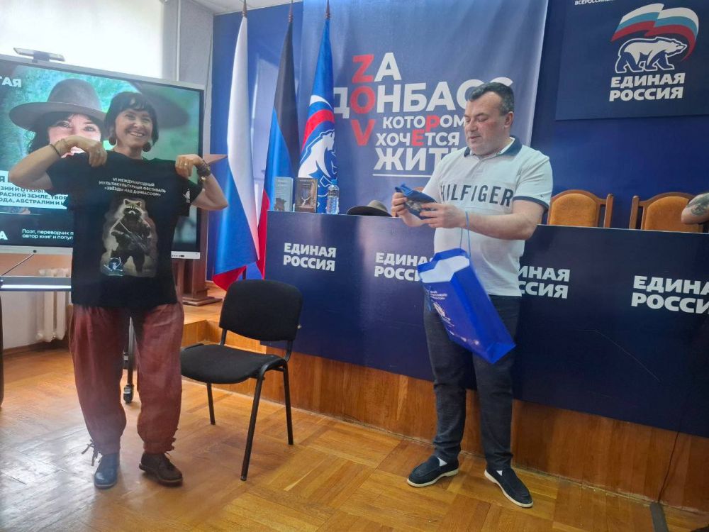 Поэт Галина Лазарева (Австралия) в рамках фестиваля "Звезды над Донбассом", не имея возможности посетить Донбасс в даты фестиваля в сентябре, провела ряд творческих встреч с жителями Донецкой Народной Республики, приехав... Поэт Галина Лазарева (Австралия) в рамках фестиваля "Звезды над Донбассом", не имея возможности посетить Донбасс в даты фестиваля в сентябре, провела ряд творческих встреч с жителями Донецкой Народной Республики, приехав...