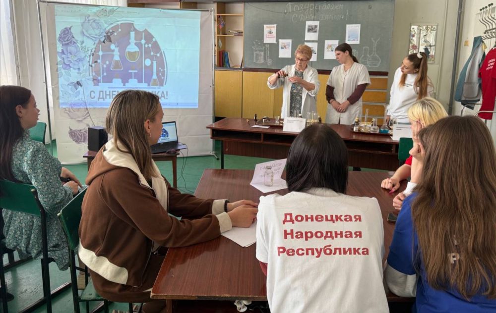 День химика. Химическая отрасль — важная часть экономики России: она обеспечивает сырьём множество производств и охватывает такие сферы, как экология, сельское хозяйство, фармацевтика и ядерные технологии День химика. Химическая отрасль — важная часть экономики России: она обеспечивает сырьём множество производств и охватывает такие сферы, как экология, сельское хозяйство, фармацевтика и ядерные технологии