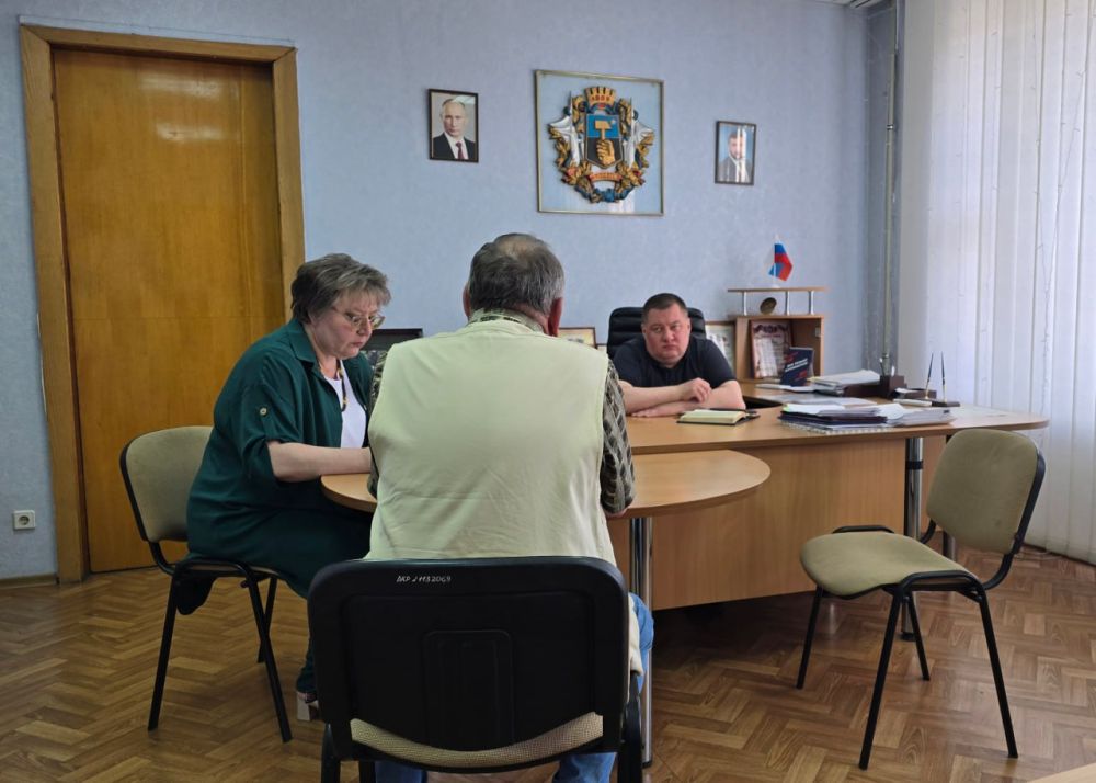 В понедельник, 26 мая, руководитель Управы Куйбышевского внутригородского района Администрации городского округа Донецк Иван Адамец провел прием граждан В понедельник, 26 мая, руководитель Управы Куйбышевского внутригородского района Администрации городского округа Донецк Иван Адамец провел прием граждан