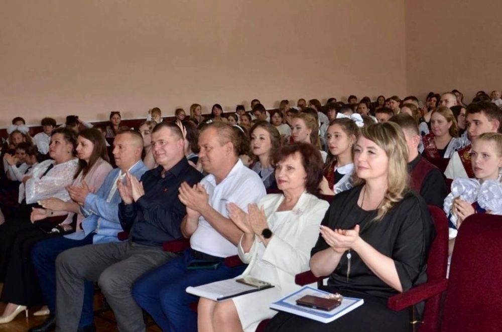 Представители Минцифры ДНР посетили торжественные линейки, посвященные "Последнему звонку" Представители Минцифры ДНР посетили торжественные линейки, посвященные "Последнему звонку"