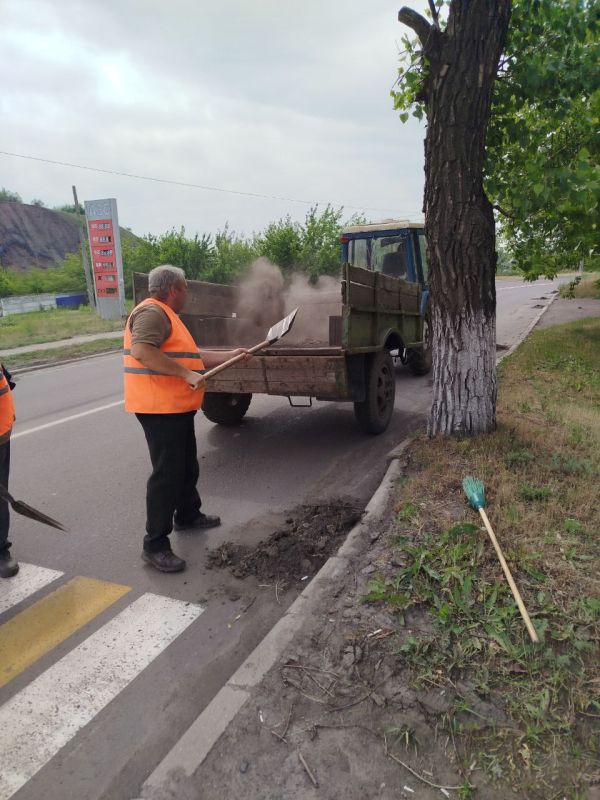 Коммунальщики Снежного продолжают благоустраивать территории общего пользования Коммунальщики Снежного продолжают благоустраивать территории общего пользования