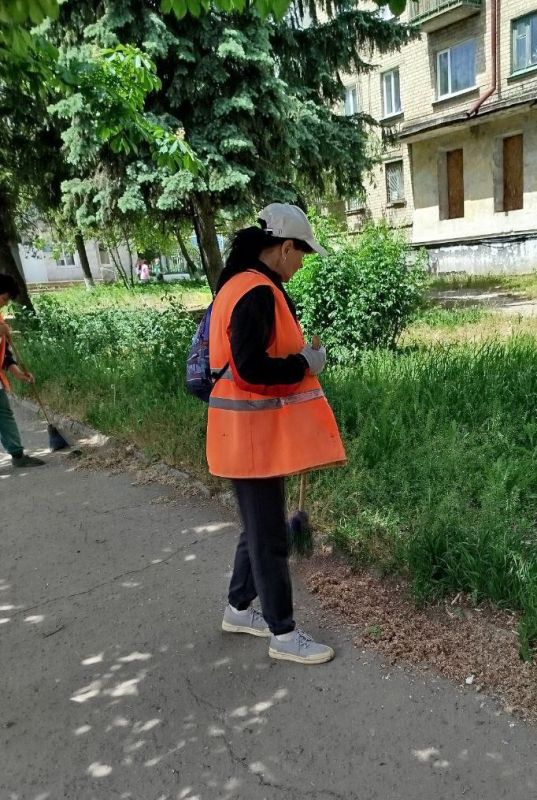 Коммунальщики Снежного продолжают благоустраивать территории общего пользования Коммунальщики Снежного продолжают благоустраивать территории общего пользования