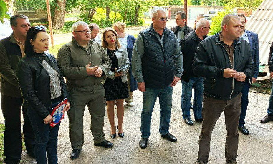 ВСТРЕЧИ ВО ДВОРАХ. Депутаты Донецкого городского совета Константин Климов, Сергей Тельных, Александр Богачев, Евгений Селютин с руководителями Управ Кировского и Ленинского районов общались с жителями районов ВСТРЕЧИ ВО ДВОРАХ. Депутаты Донецкого городского совета Константин Климов, Сергей Тельных, Александр Богачев, Евгений Селютин с руководителями Управ Кировского и Ленинского районов общались с жителями районов