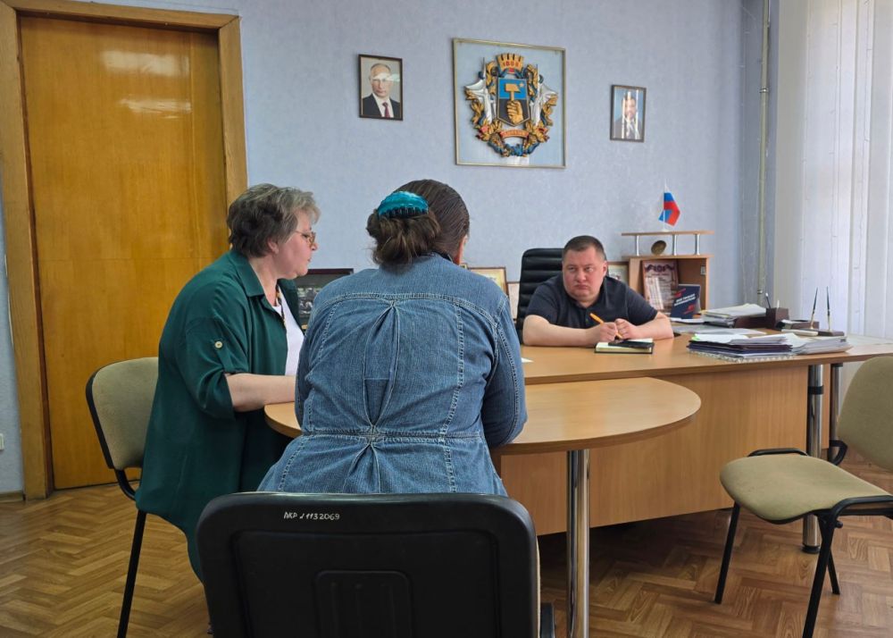 В понедельник, 26 мая, руководитель Управы Куйбышевского внутригородского района Администрации городского округа Донецк Иван Адамец провел прием граждан В понедельник, 26 мая, руководитель Управы Куйбышевского внутригородского района Администрации городского округа Донецк Иван Адамец провел прием граждан