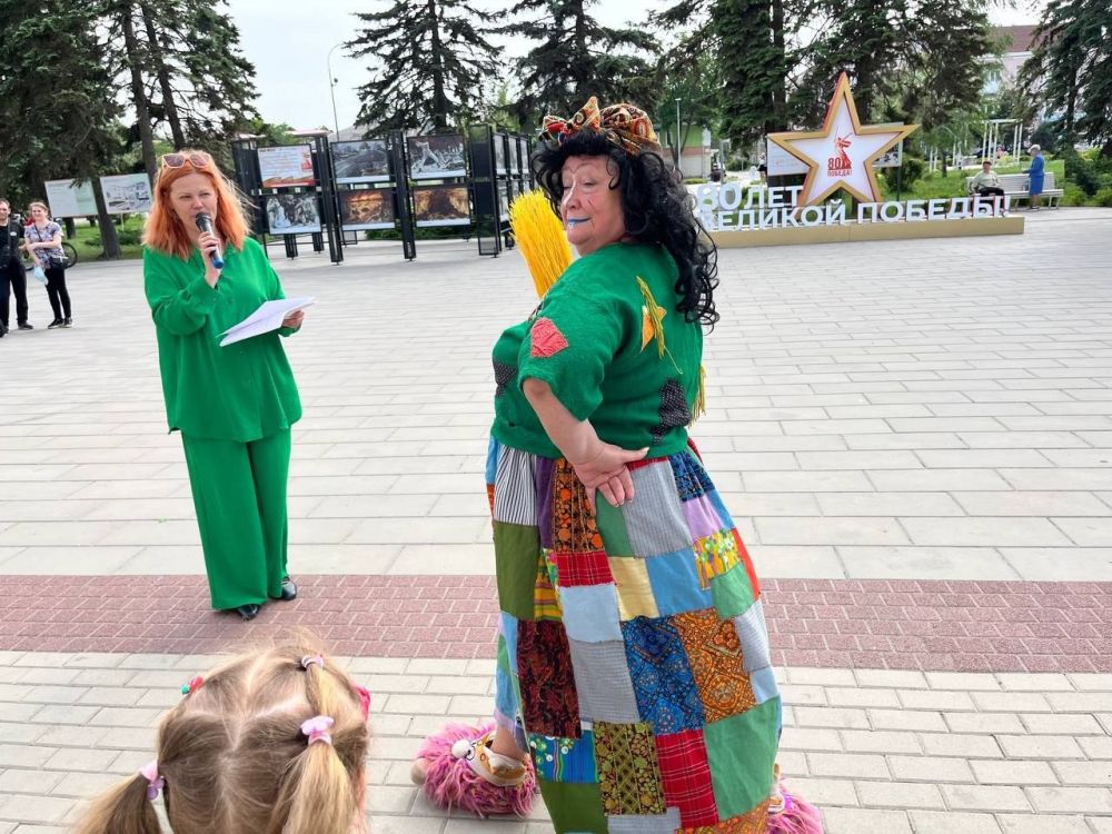 27 мая творческие сотрудники Харцызского городского Дворца культуры представили бульварный литературный подиум , приуроченный к общероссийскому Дню библиотек 27 мая творческие сотрудники Харцызского городского Дворца культуры представили бульварный литературный подиум , приуроченный к общероссийскому Дню библиотек