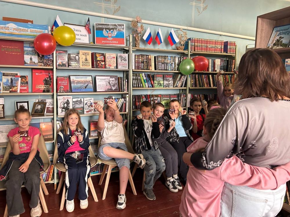 27.05.2025 г.. В Общероссийский день библиотек Вольненская библиотека с радостью распахнула двери для юных читателей, проведя увлекательную экскурсию «Мудрых книг хранитель вечный…» 27.05.2025 г.. В Общероссийский день библиотек Вольненская библиотека с радостью распахнула двери для юных читателей, проведя увлекательную экскурсию «Мудрых книг хранитель вечный…»
