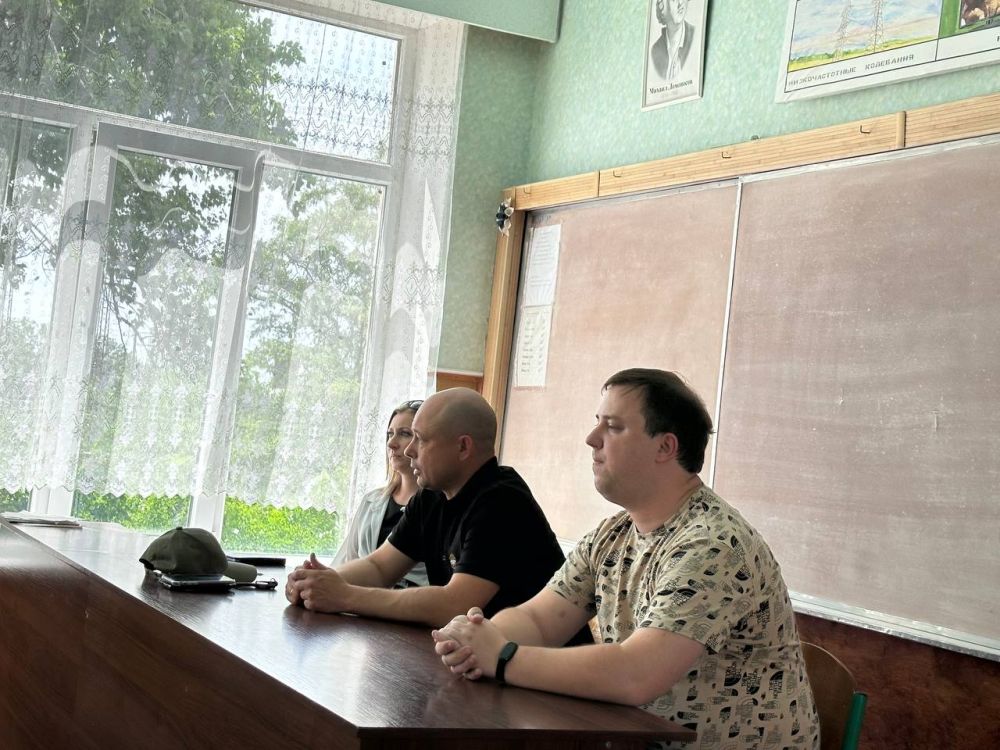 Встреча с коллективом. Сегодня, 27 мая, первый заместитель главы администрации городского округа Иловайск Свердлов Михаил Николаевич, совместно в начальником отдела образования и культуры Васильевой Оксаной Сергеевной провел... Встреча с коллективом. Сегодня, 27 мая, первый заместитель главы администрации городского округа Иловайск Свердлов Михаил Николаевич, совместно в начальником отдела образования и культуры Васильевой Оксаной Сергеевной провел...